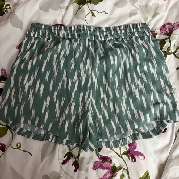 ✨SOLD✨ Dynamite green shorts - Picture 2 of 4